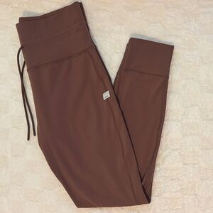 Vuori Daily Legging in Hazlenut